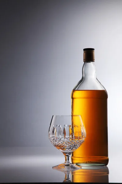 Flasche Whiskey und Glas — Stockfoto