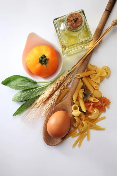 Pastas secas con tomate y hierbas —  Fotos de Stock