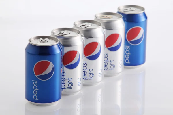 Latas de pepsi em linha — Fotografia de Stock