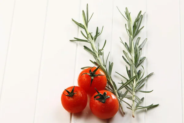 Wiśniowe pomidory z rozmarynem — Zdjęcie stockowe