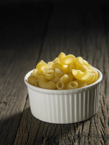 Torr pasta på bord — Stockfoto