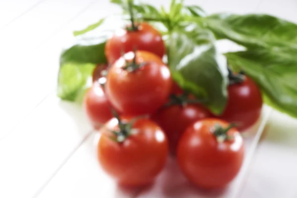 Manjericão e tomate cereja — Fotografia de Stock