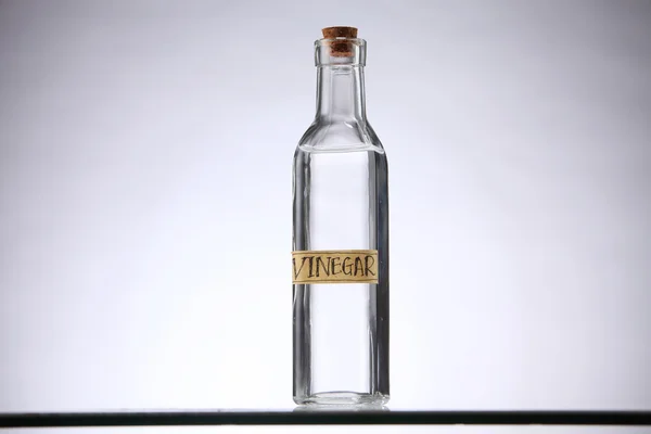Aceto in bottiglia di vetro — Foto Stock
