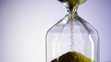 Kum saati iş bitimi, aciliyet ve zaman tükenme kavramı olarak geçer..