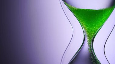 İş bitimi, aciliyet ve zaman tükenmesi konsepti olarak Sıvı kum saati türü.