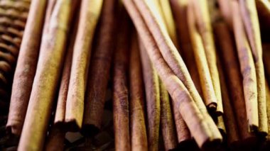 Tahta arka planda bir grup tarçın çubuğu