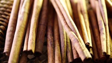 Tahta arka planda bir grup tarçın çubuğu