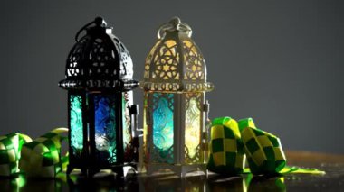 Masada iki süslemeli fener ve kurdelelerden yapılmış süslemeler.