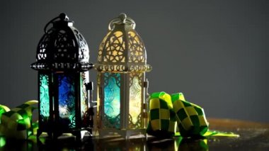 Süslü Arap feneri, yanan mum ve parıldayan altın bokeh ışıkları..