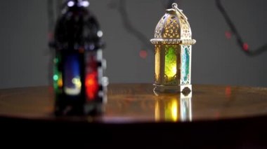 Gece parlayan yanan mumla süslenmiş Arap feneri. 