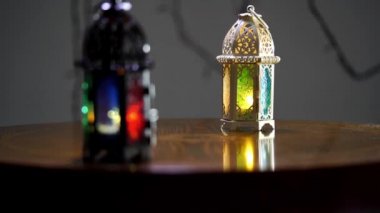 Gece parlayan yanan mumla süslenmiş Arap feneri. 