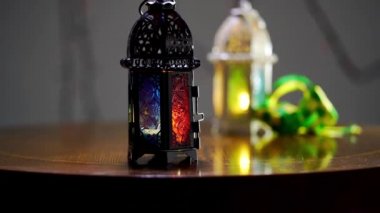 Gece parlayan yanan mumla süslenmiş Arap feneri. 