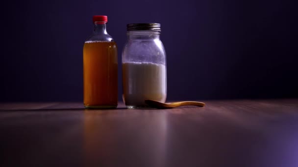 Vinaigre Cidre Pomme Bicarbonate Soude Sur Table Ronde Bois — Video