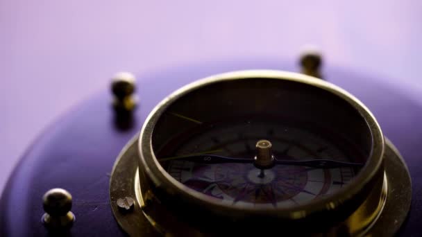 Nahaufnahme Eines Antiken Kompasses Auf Der Tischplatte — Stockvideo