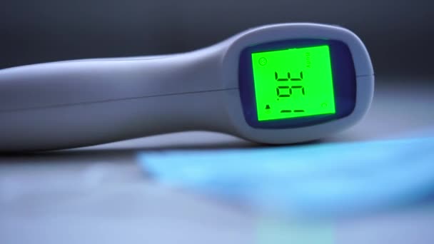 Medizinische Maske Und Elektronisches Berührungsloses Thermometer Zur Temperaturmessung — Stockvideo