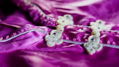 Qi Pao geleneksel Çin düğmeleri ipek elbise üzerinde güzel desenli