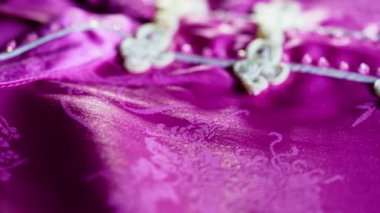 Qi Pao geleneksel Çin düğmeleri ipek elbise üzerinde güzel desenli