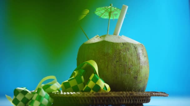 新鲜的椰子 稻草和小伞 随时可供饮用 热带度假旅行概念 — 图库视频影像