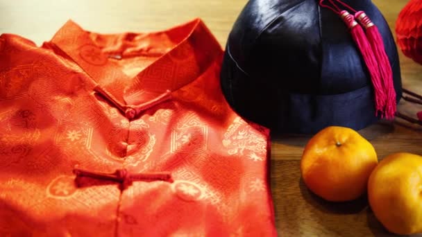 Πορτοκάλια Μανταρίνι Κόκκινο Φανάρι Και Κινέζικο Κόκκινο Φάκελο Αρσενικά Cheongsam — Αρχείο Βίντεο