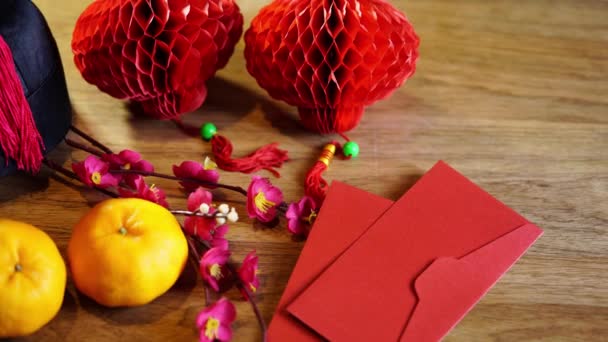 Laranja Mandarina Lanterna Vermelha Envelope Vermelho Chinês Com Cheongsam Machos — Vídeo de Stock