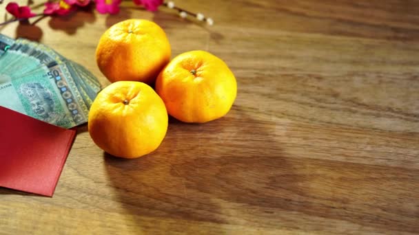 Oranges Mandarines Enveloppe Rouge Chinois Avec Argent Sur Fond Bois — Video