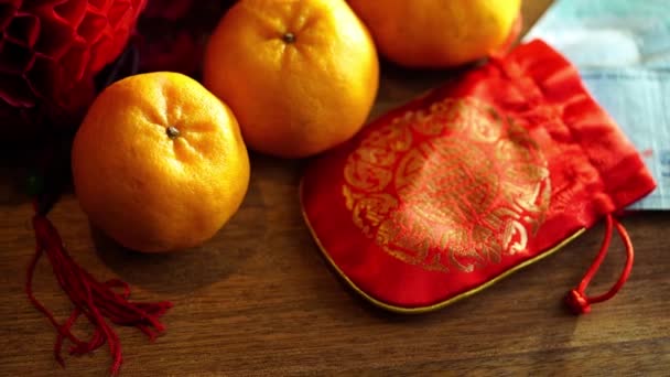 Oranges Mandarines Enveloppe Rouge Chinois Avec Argent Sur Fond Bois — Video