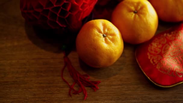 Mandalina Portakalları Ahşap Zemin Üzerinde Para Olan Çin Kırmızı Zarfı — Stok video