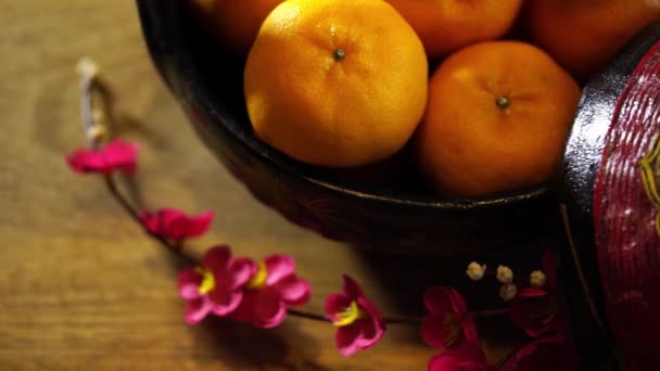 Košík Mandarínských Pomerančů Čínské Novoroční Festivalové Dekorace Červený Balíček Švestkový — Stock video