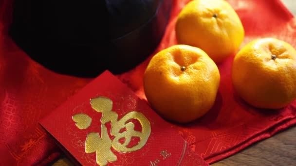 Oranges Mandarines Enveloppe Rouge Chinois Avec Argent Sur Fond Bois — Video