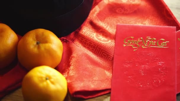 Mandarynkowe Pomarańcze Chińska Czerwona Koperta Gotówką Tle Drewna — Wideo stockowe