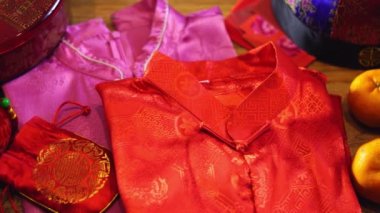 Mandalina portakalları ve Çin kırmızı zarfı ve diğer Çin Yeni Yıl dekorasyon ürünleri