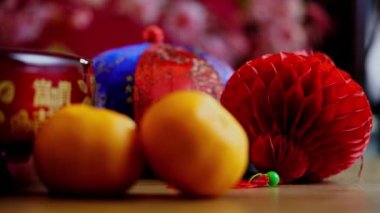 Mandalina portakalları ve Çin kırmızı zarfı ve diğer Çin Yeni Yıl dekorasyon ürünleri