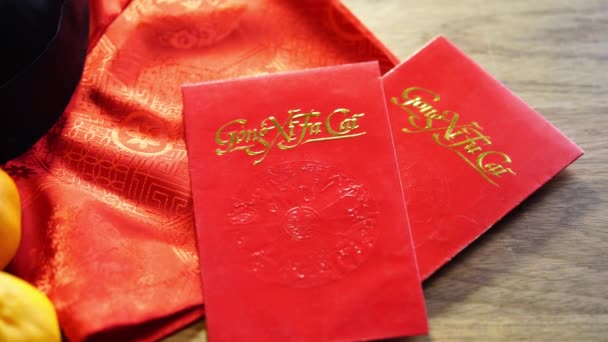 Laranja Tangerina Envelope Vermelho Chinês Com Dinheiro Sobre Fundo Madeira — Vídeo de Stock