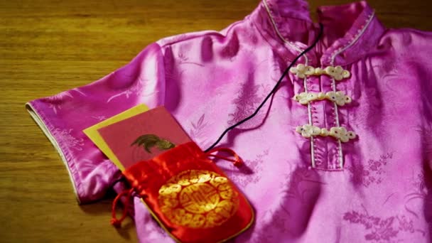 Qipao Dla Kobiet Nowy Rok Szczęśliwy Worek Czerwoną Kopertą Podczas — Wideo stockowe