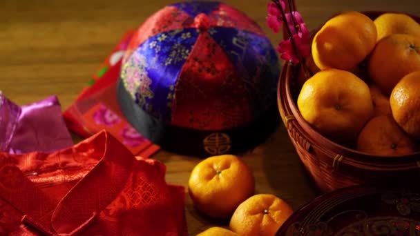 采购产品篮子的柑橘和中国新年装饰 紫罗兰和灯笼的红色背景 — 图库视频影像