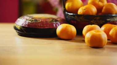 Antika bir nyonya sepetinde mandalina portakalları