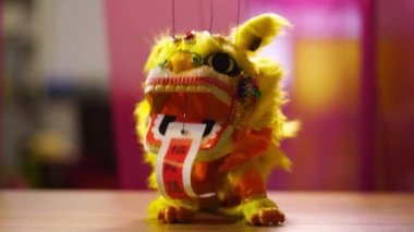 Çin geleneksel oyuncak aslanı mandalina ile dans ediyor.