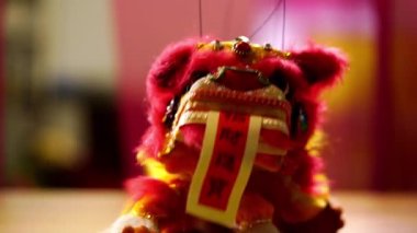Çin geleneksel oyuncak aslanı mandalina ile dans ediyor.