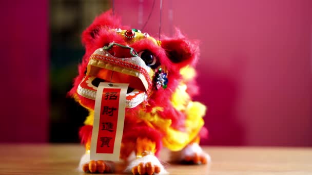 Kinesiska Traditionella Leksak Dansande Lejon Med Mandarin Apelsiner — Stockvideo