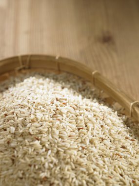 Kahverengi pirinç içinde tepsi