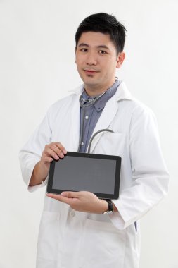 Tablet ile Çinli doktor