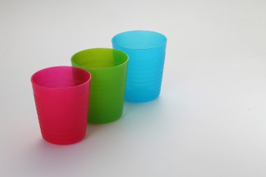 Renkli plastik bardaklar