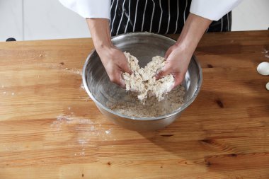 Karıştırma kasesine hamur yoğurma