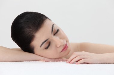 gözleri kapalı olan kadın