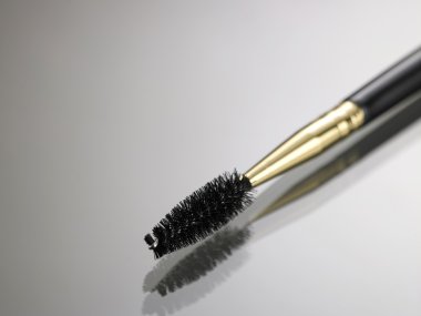 Siyah rimel fırçası