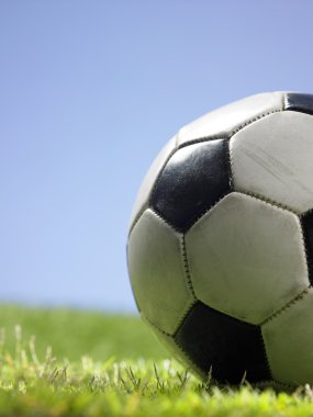 Çimlerin üzerinde futbol topu