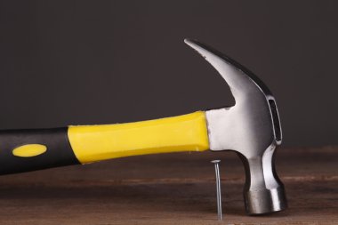 Çekiç ve çivi masada