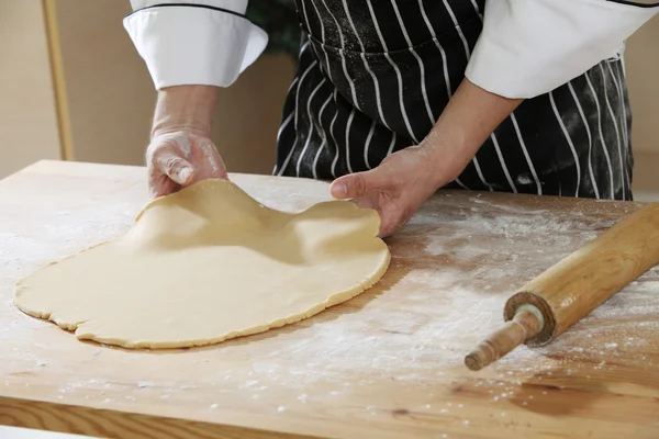 Chef mão ea massa de biscoitos — Fotografia de Stock