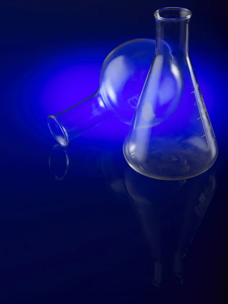 液体を用いた実験室用ガラス製品 — ストック写真
