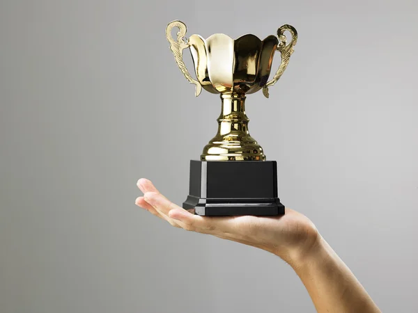 Homem segurando troféu de perto — Fotografia de Stock